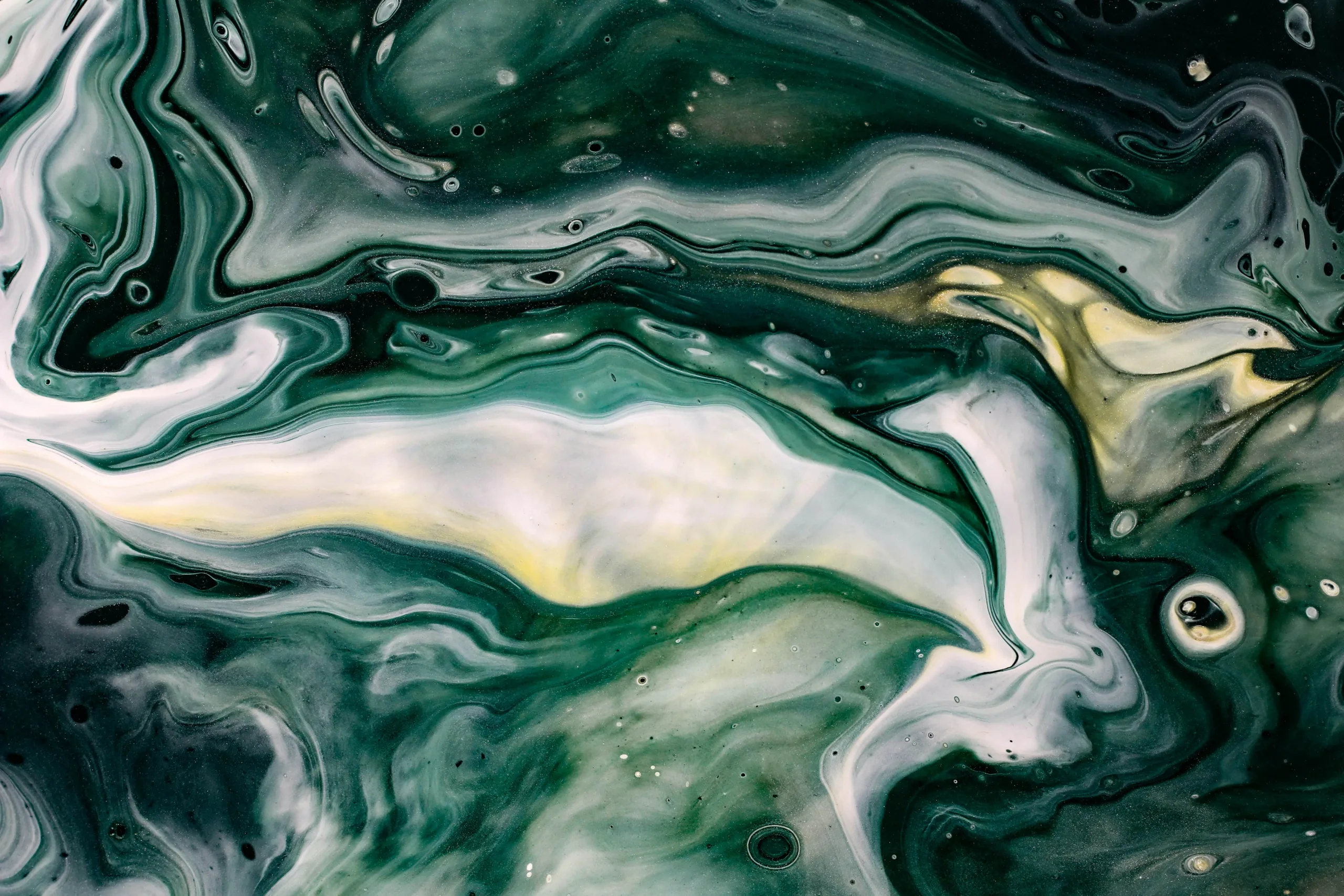 Abstract_pouring paint_susan-wilkinson-_GIAbw2Ml1E-unsplash-min