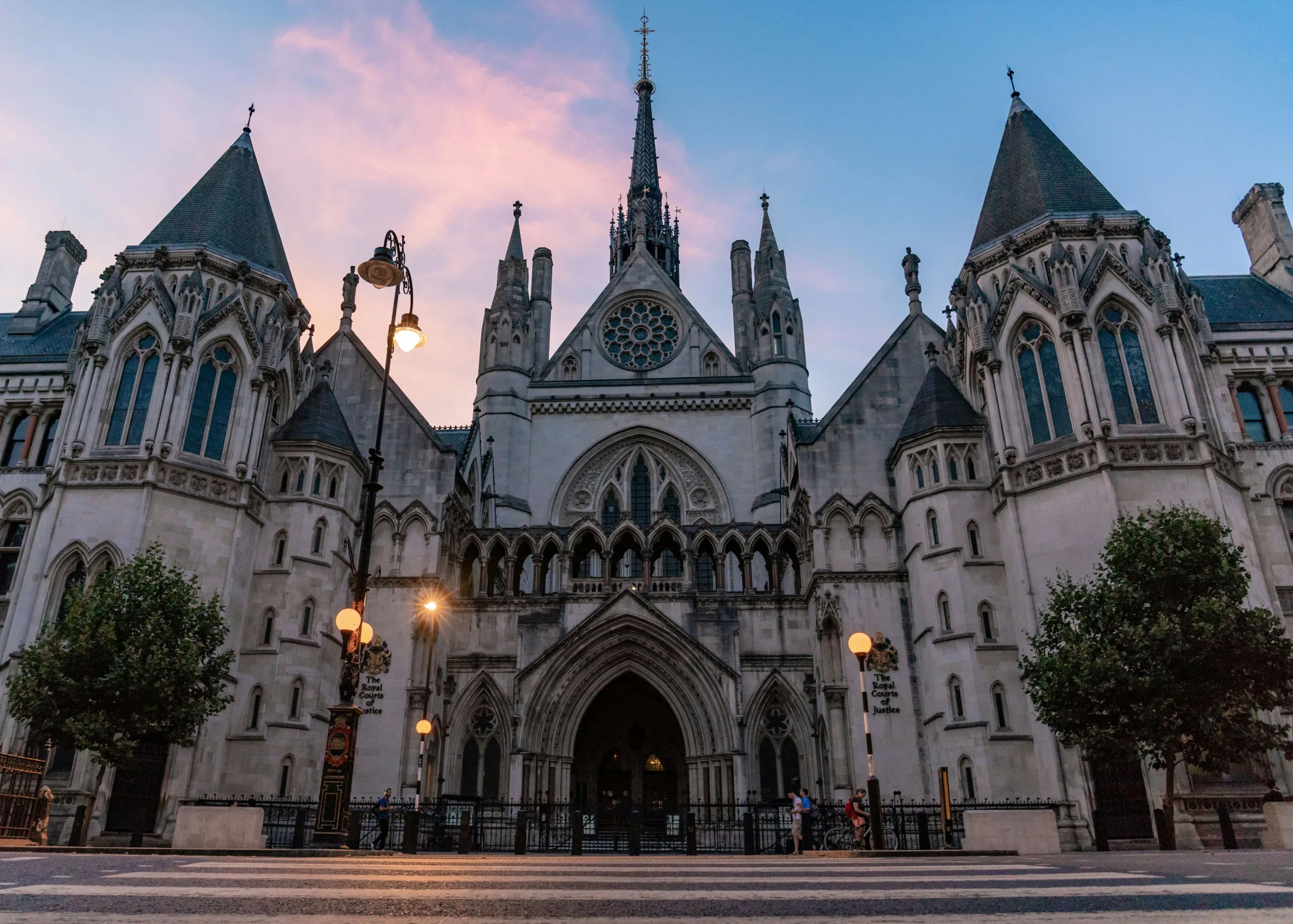 Royal Courts of Justice mahosadha-ong-lSdxCqutMKE-unsplash-min